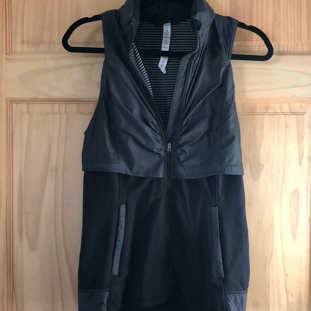 Lululemon Athleta black hooded vest with mesh size 6 small EUC